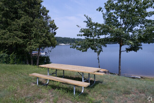 Some residences of Pinardville have a full view of the Piscataquog River.