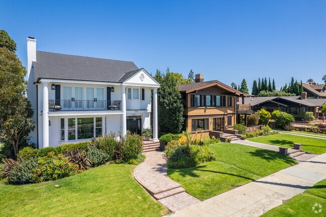 A row of homes in Bluff Park with unobstructed ocean views.