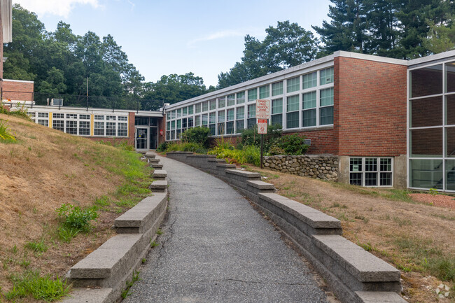 Dr. H.O. Smith Elementary School
has a well-maintained cmapus.
