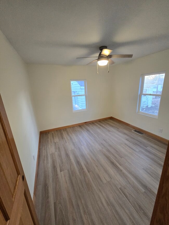 804 Hanna Blvd, Waterloo, IA 50701 - photo 3