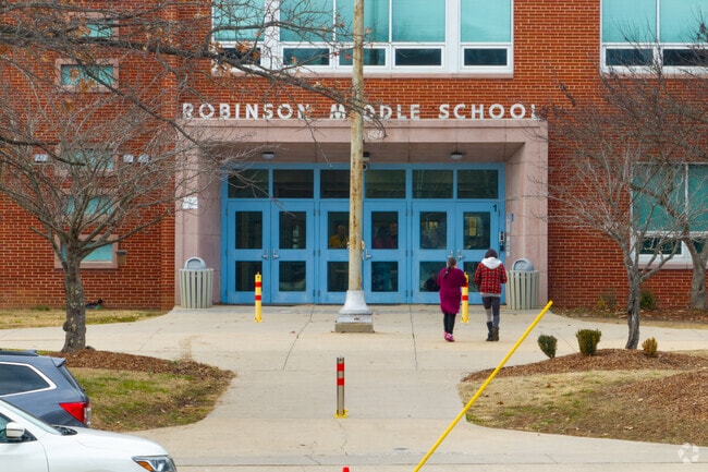 Ross N. Robinson Middle School serves grades 6-8 in the Kingsport City School District.