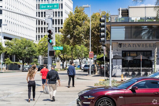 A stroll along Del Mar Blvd in Southeast Pasadena includes many dining and shopping options.