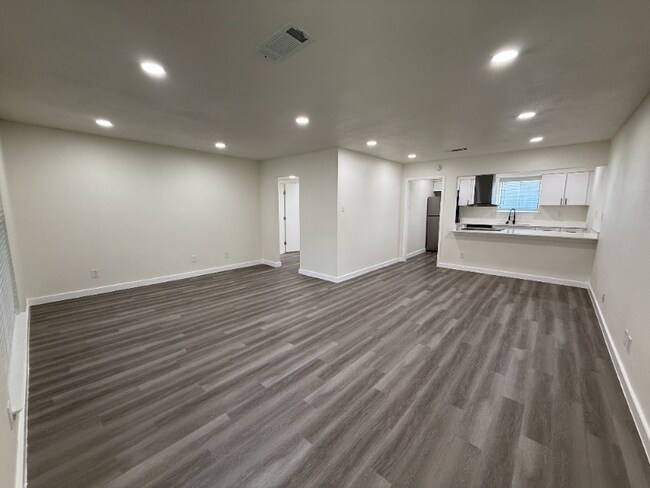 5221 Bonita Ave unit 207, Dallas, TX 75206 - photo 2