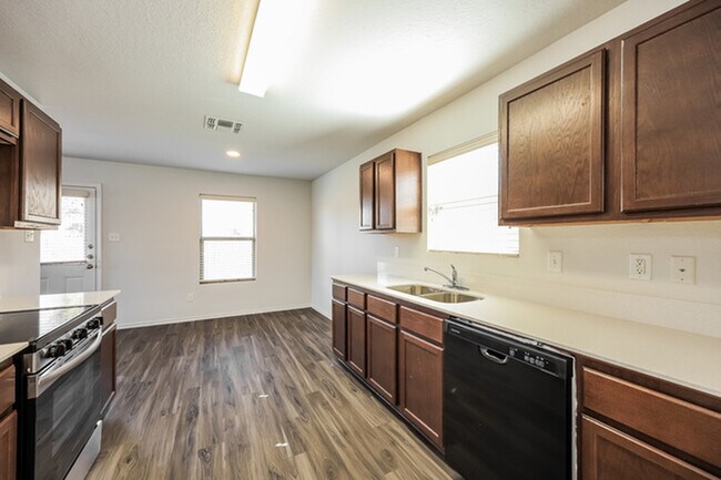 8918 Ashley Wilkes, San Antonio, TX 78221 - photo 6