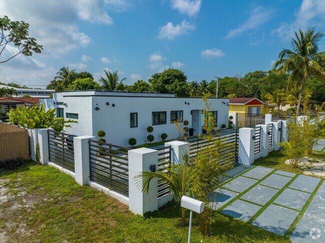 Single family home styles vary widely in Biscayne Gardens.