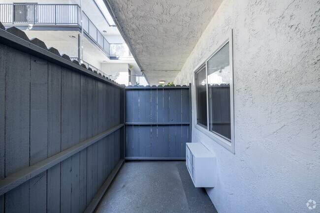 Terra Grande Apartments, Van Nuys, CA 91405 - photo 2