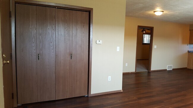 929 East Ave N unit Apartment 4, Onalaska, WI 54650 - photo 4