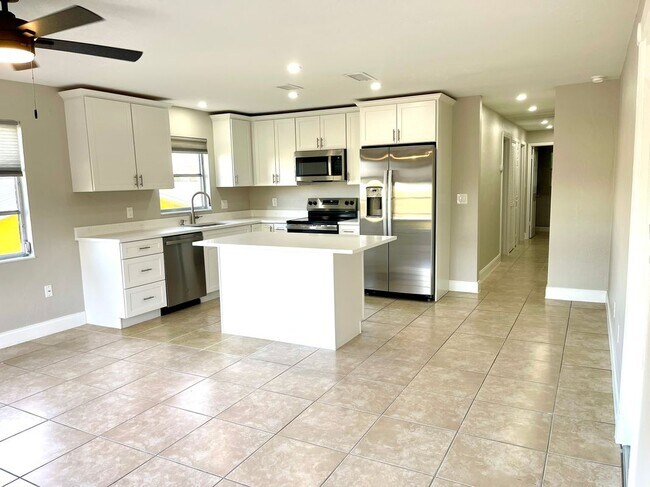 608 SE 46th Ln, Cape Coral, FL 33904 - photo 3