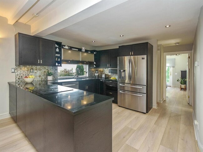 20 Oldwood Rd, Port Washington, NY 11050 - photo 3