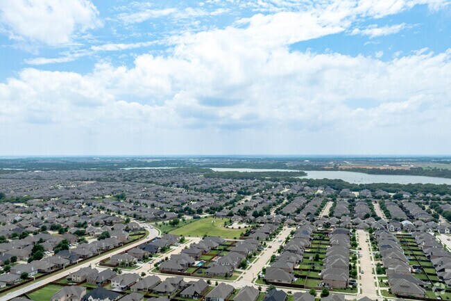 Paloma Creek South is a quiet residential area in North Dallas near Lake Lewisville.