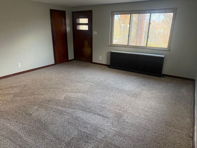 2 Hodgkiss Dr, Mc Kees Rocks, PA 15136 - photo 5