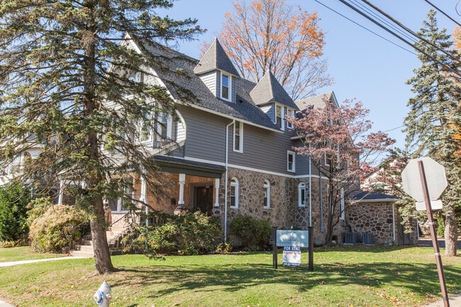 125 Windsor Ave unit First Floor, Narberth, PA 19072 - photo 4