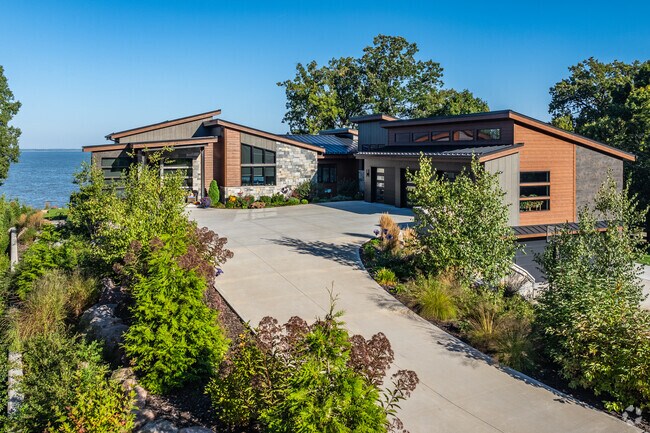 There are several custom homes build a long the shore of Lake Michigan in Nicolet Drive.