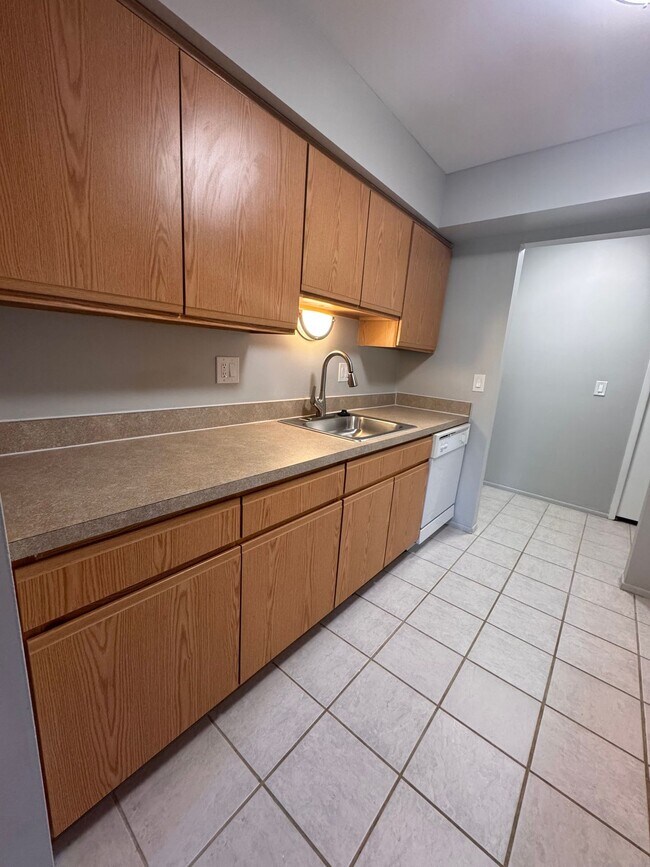 WOODHUES APARTMENTS - Ideal Farmington Hills Location!, Farmington Hills, MI 48334 - photo 4