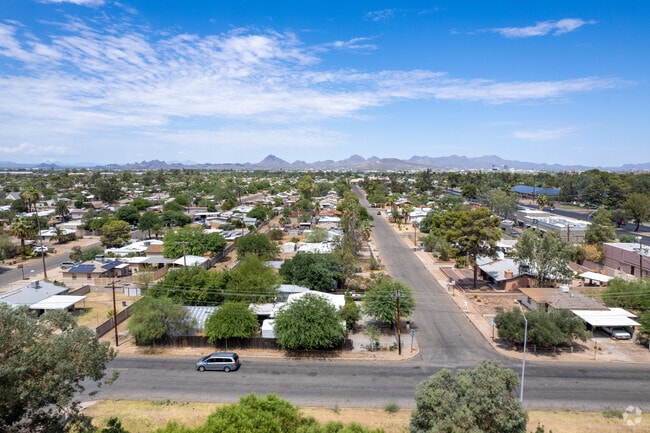 Julia Keen runs on a grid system, allowing for simple navigation.