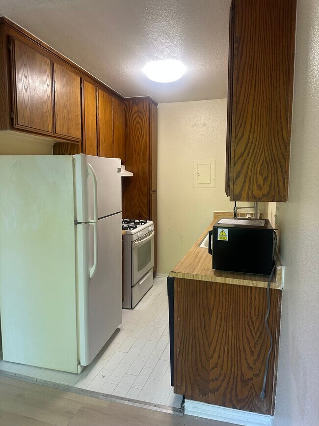 15524 Sherman Way unit 213, Van Nuys, CA 91406 - photo 7