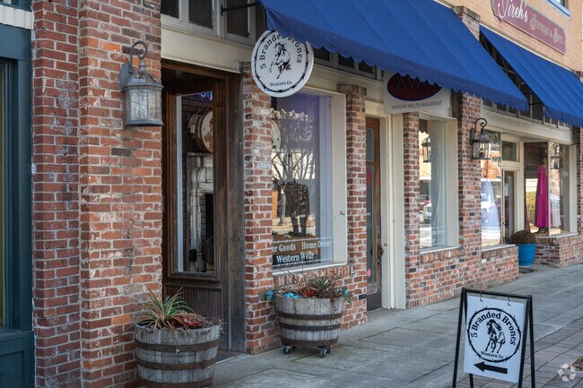 Discover the exceptional quality of leather goods at Gadsden City 5 Branded Broncos Western Company, where we cater to all your western needs. Experience the perfect blend of craftsmanship and style that will elevate your wardrobe and bring a touch of the West to your life!