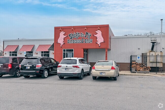 Shigs in Pit BBQ & Brew is an award-winning restaurant near the Arlington Park neighborhood.
