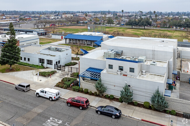 The entrance of Pinedale Elementary School in Fresno.