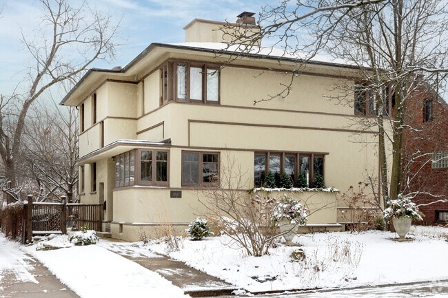 Beverly host a collection of several Frank Lloyd Wright praire style homes.
