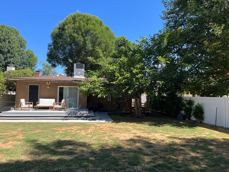 21050 Avenue San Luis unit A, Woodland Hills, CA 91364 - photo 1