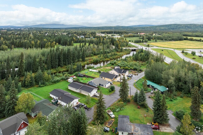 Aurora-Lemeta is located near retail shopping but also close to green spaces for exploring.