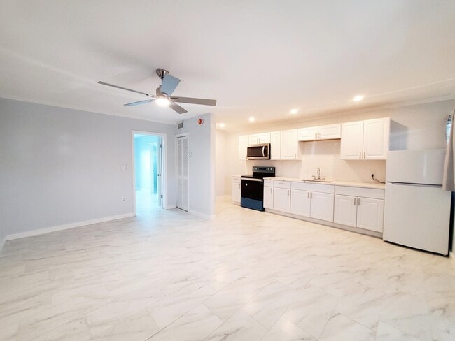 201 Coppitt Rd unit 205, Key West, FL 33040 - photo 2