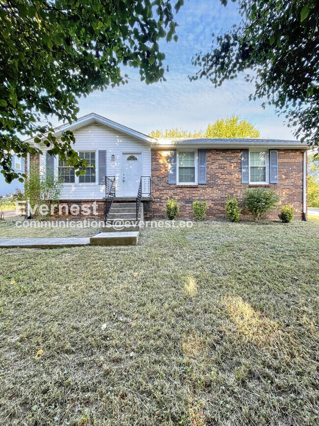 206 E Hillcrest Dr, Springfield, TN 37172