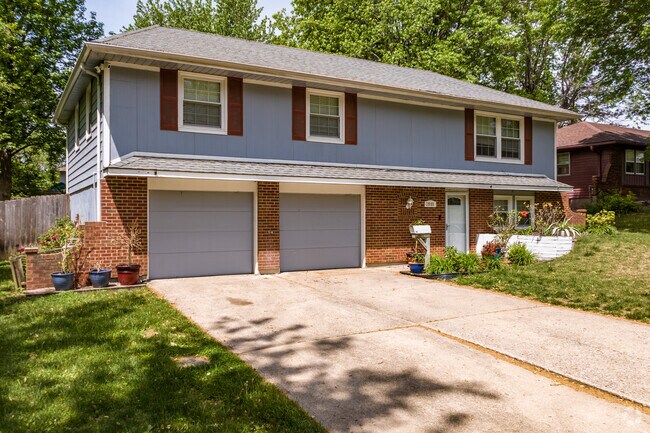 39th East has many raised ranch style homes of all sizes.