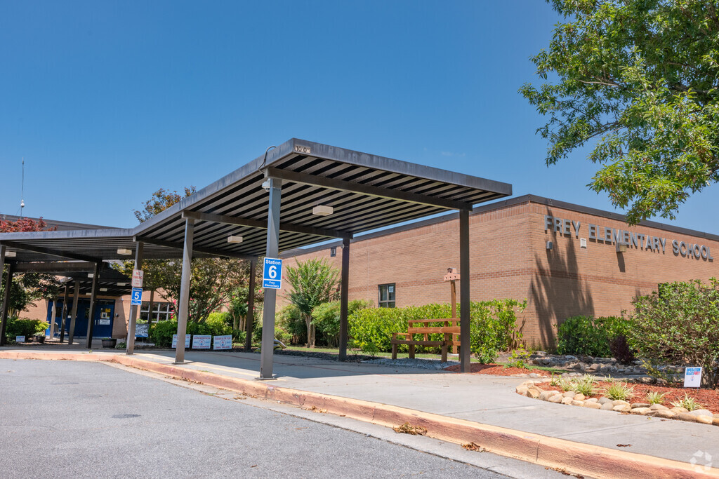 Main entrance to Frey Elementary School in Acworth, Acworth GA