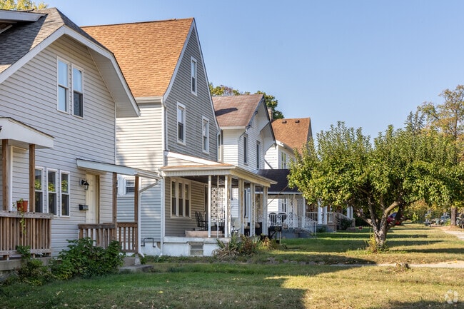 This row of homes shows the small variety of structures in Mount Vernon.