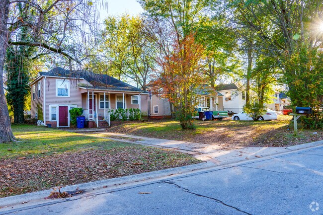 Sunnymede has large lawns and wide streets for residents to enjoy some elbow room.