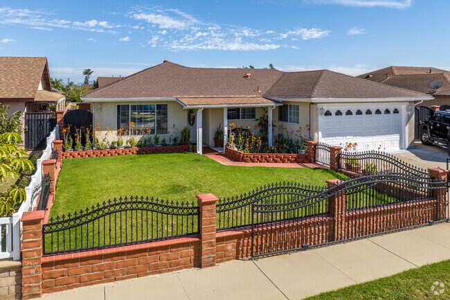 You can find decorative fences throughout the Lemonwood Eastmont area.