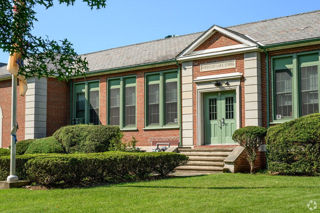 Woodcliff Lake students attend Woodcliff Middle School for grades 6-8.