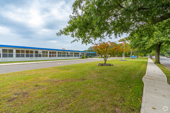 The student to teacher ratio at Judy Jacobs Parkway Elementary School is 10 to 1.