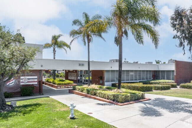 Lincoln Elementary School has dozens of effective teachers in Corona Del Mar.