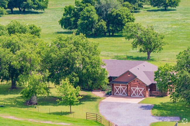 Newer modern farmhouse can be found in Goldsby area.