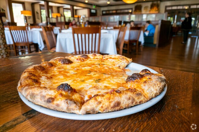 Biaggi's Ristorante Italiano near Lindenwood offers up classic Italian favorites.
