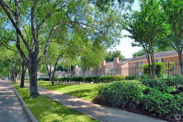 8950 Glencrest, Houston, TX 77061 - photo 1