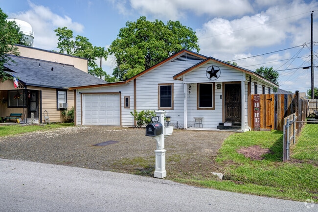 The neighborhood of Richmond is dotted with charming traditional residences.