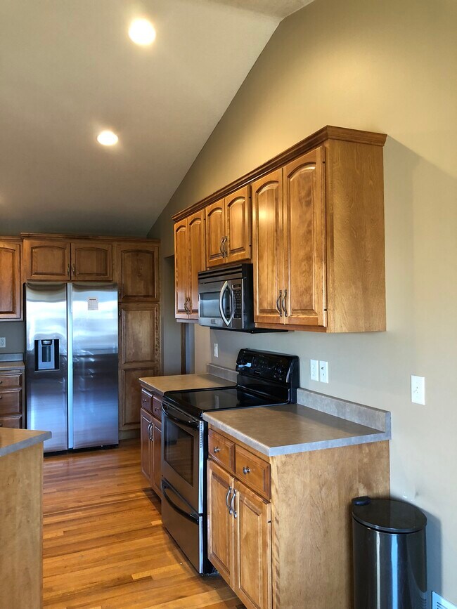911 N Bahnson Ave, Sioux Falls, SD 57103 - photo 2