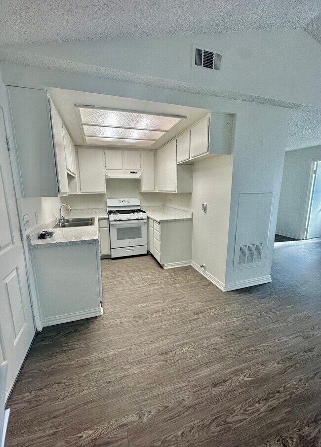 PepperTree Place, Riverside, CA 92503 - photo 3