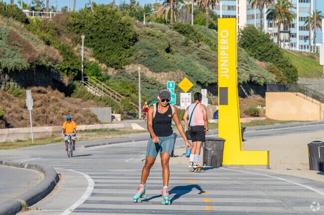 Shoreline Way near Bluff Park is a paved pathway for skaters, skateboarding, and cycling.