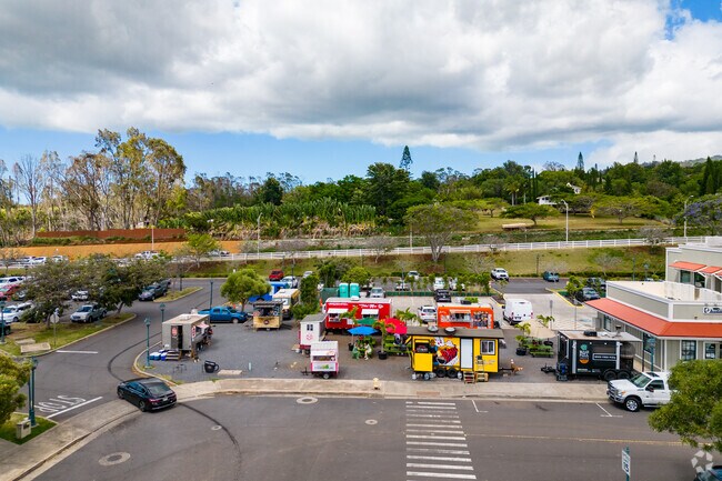 This market offers a diverse selection of fresh, locally grown organic produce, tropical flowers, and prepared foods from various cuisines.