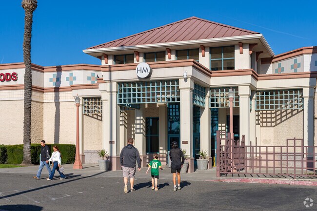 The Hanford Mall offers residents several name brand stores and restaurants.