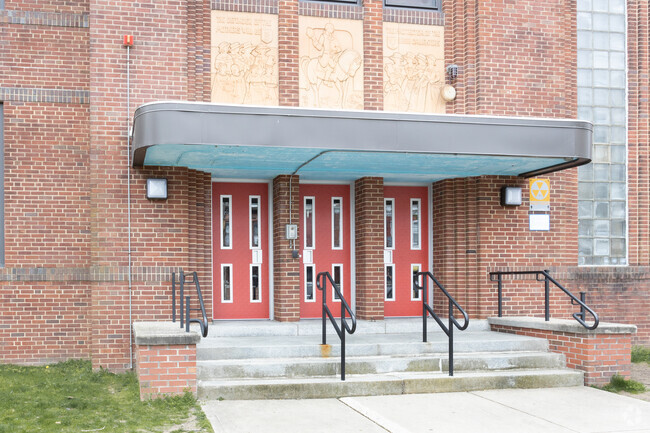 Washington Elementary School molds the young minds of kindergarten through fifth-grade students.