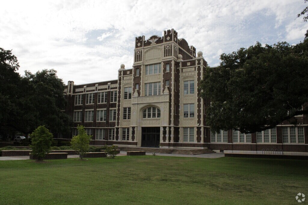 Main entrance to Baton Rouge Magnet High School in Mid City South, Baton Rouge LA