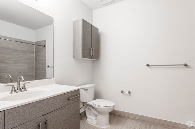 2BR, 1BA - 724SF - Bathroom