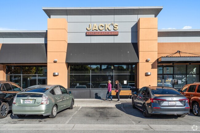 Bay Hill offers diverse dining, from modern restaurants to vibrant food trucks nearby.