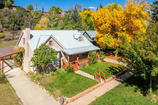 Homes in West Avenues sit on an average lot size of 6,000SF.